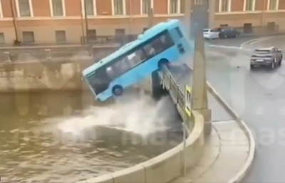 Tragedia w Petersburgu: Autobus spadł z mostu do rzeki - film