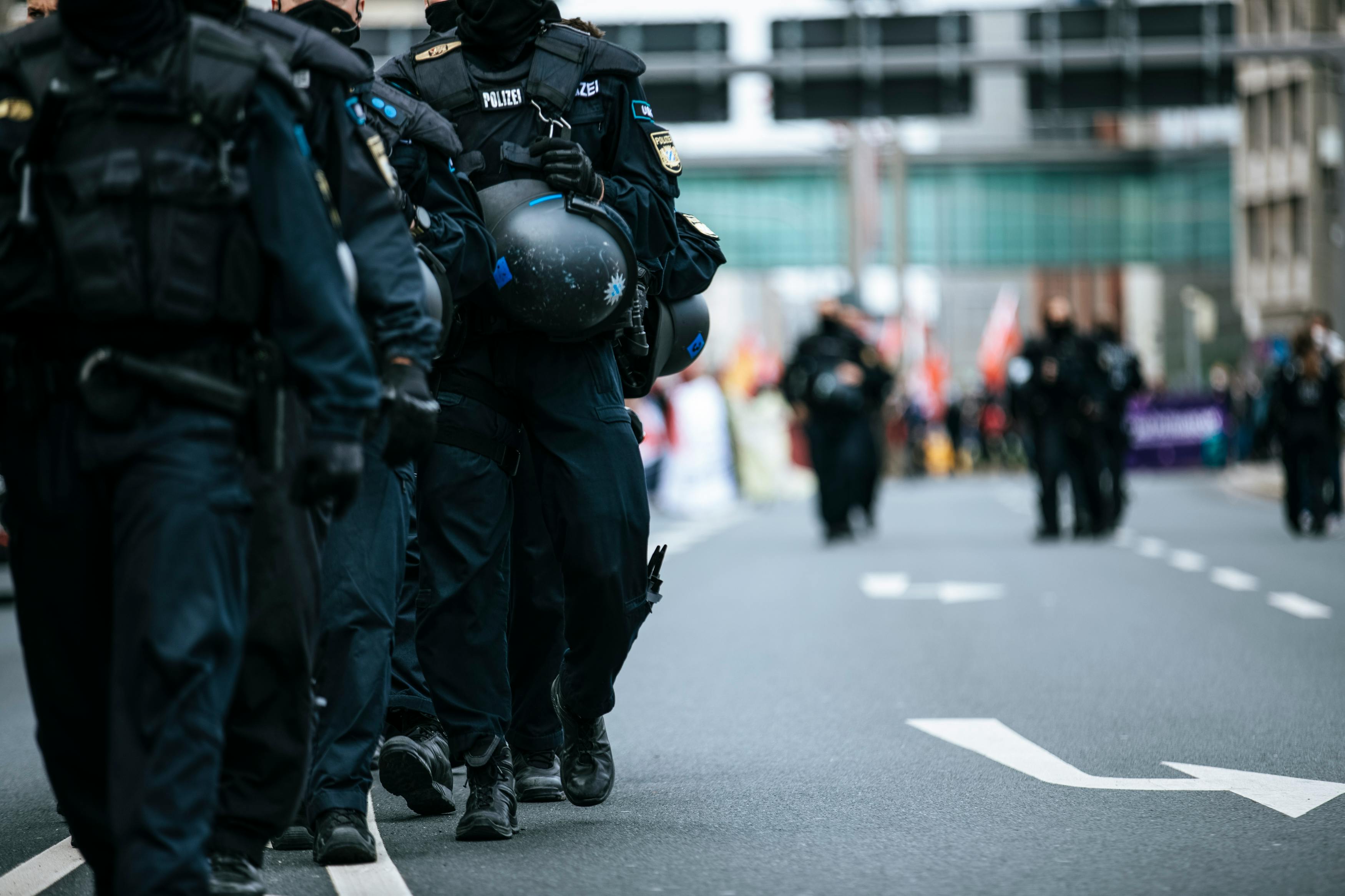 Policjanci z hełmami i ochraniaczami – kontekst protestów w Niemczech