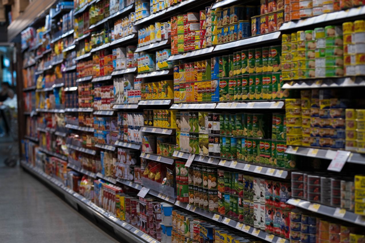 Półki z produktami spożywczymi w sklepie – niedziele handlowe