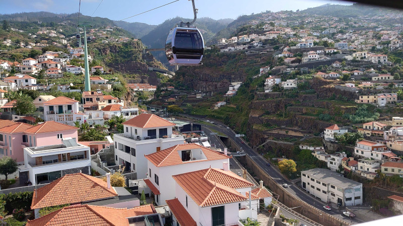 Kolejka nad Funchal jadÄca na Monte