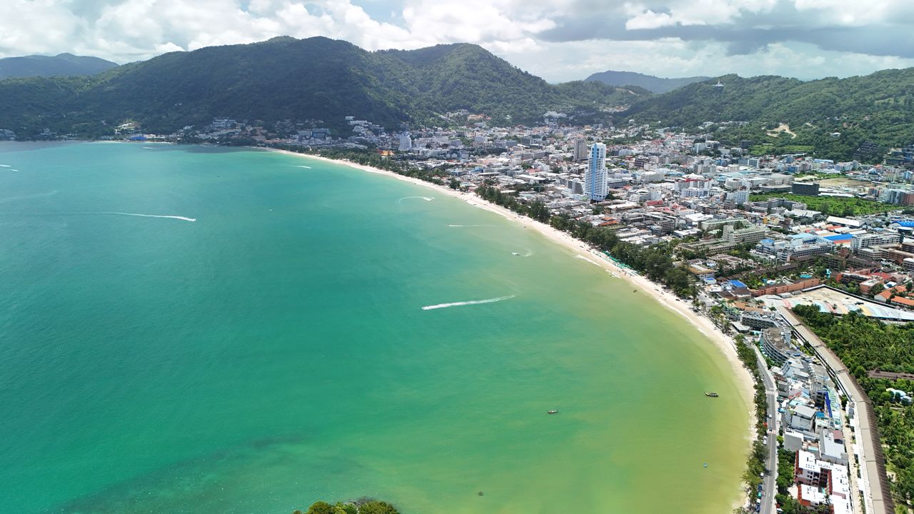 Panorama plaży i zabudowy Patong na Phuket, miejscowości dotkniętej powodzią.
