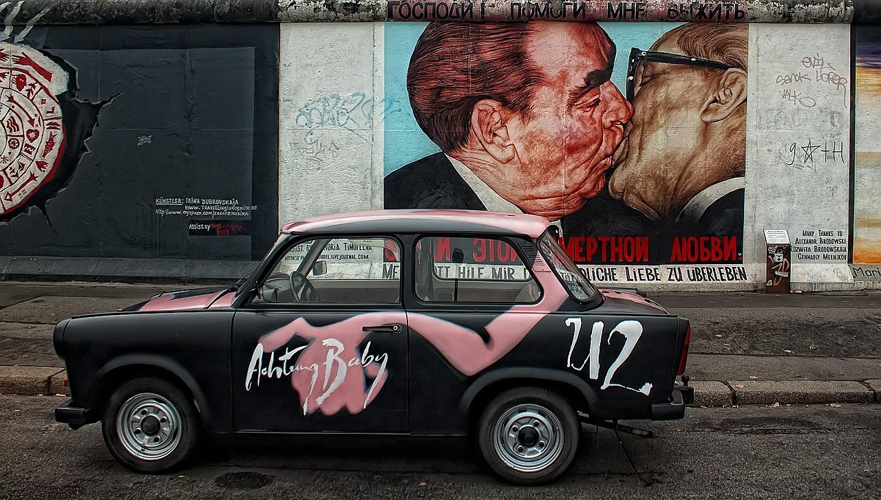  Trabant przed muralem Braterski pocałunek na Murze Berlińskim w Berlinie