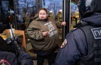 Rosja: Luka Safronov-Zatravkin w geÅcie protestu przykuÅ siÄ kajdankami do drzwi McDonald's