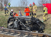 Rudzienice: Zderzenie Mitsubishi z pociągiem – nie żyją dwie osoby