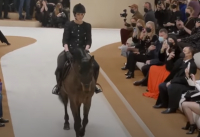 Charlotte Casiraghi: Dom mody Chanel znów zaskakuje - ksiÄÅ¼na na koniu podczas pokazu mody