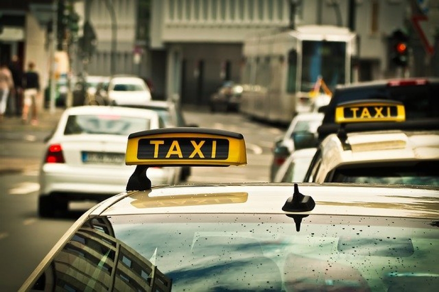 Taksówkarz zaatakowany przez 18-latka noÅ¼em