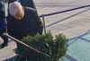 Rocznica smoleńska: Jarosław Kaczyński niszczy wieniec pod pomnikiem
