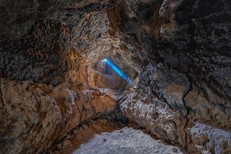 Słowenia turyści w jaskini