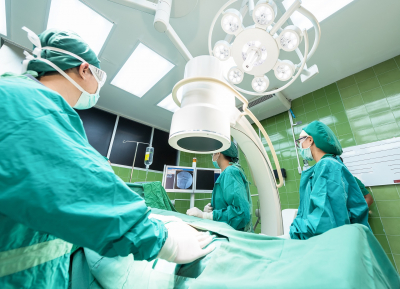 Poznań: Zatrzymano dwóch chirurgów robiących operacje plastyczne bez uprawnień