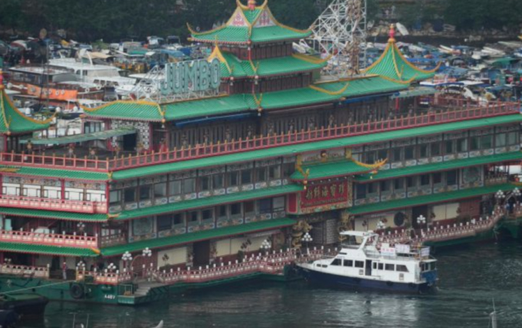 Hongkong: SÅynna pÅywajÄca restauracja Jumbo zatonÄÅa - jadÅa w niej ElÅ¼bieta II i James Bond